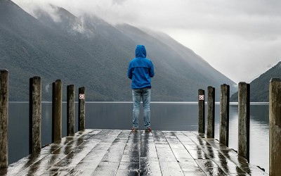 Tkaniny wodoodporne: PU, silikon, teflon — czym się różnią i które wybrać?