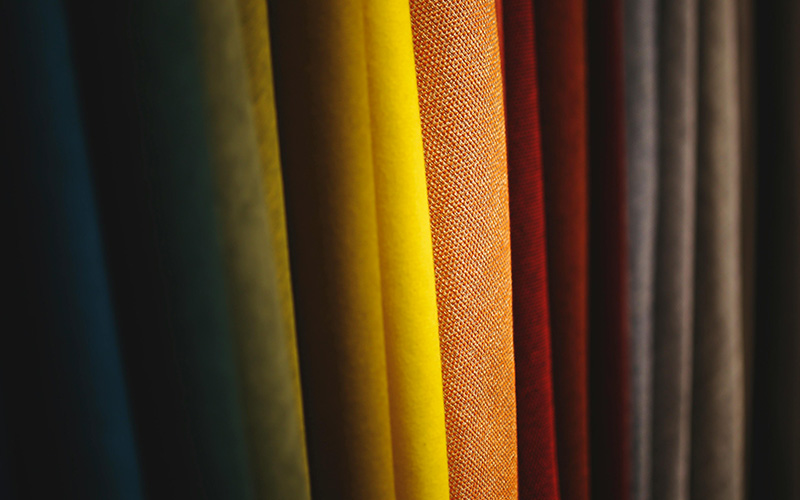 Najpopularniejsze tkaniny do odzieży reklamowej — porównanie materiałów