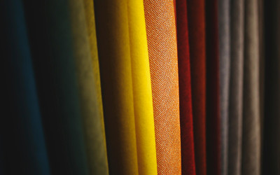 Najpopularniejsze tkaniny do odzieży reklamowej — porównanie materiałów