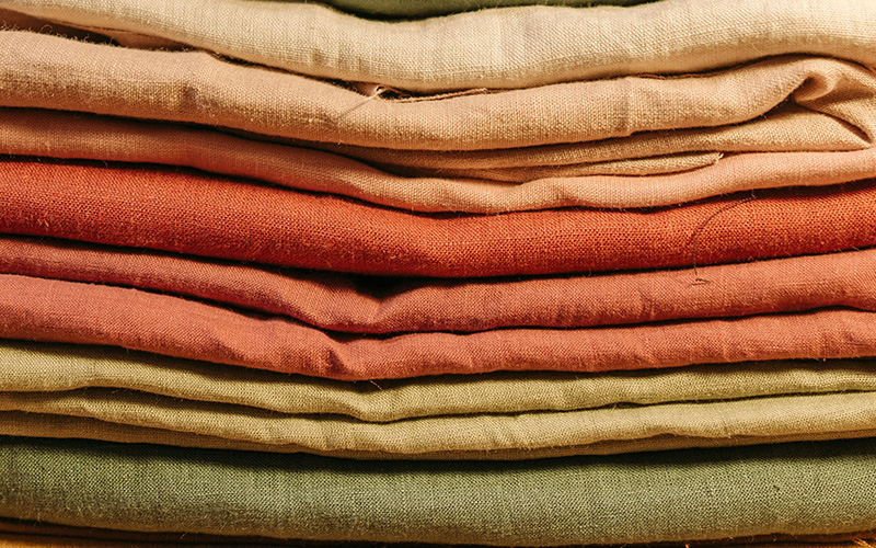 Jak przechowywać tkaniny, aby nie traciły jakości? Praktyczne wskazówki