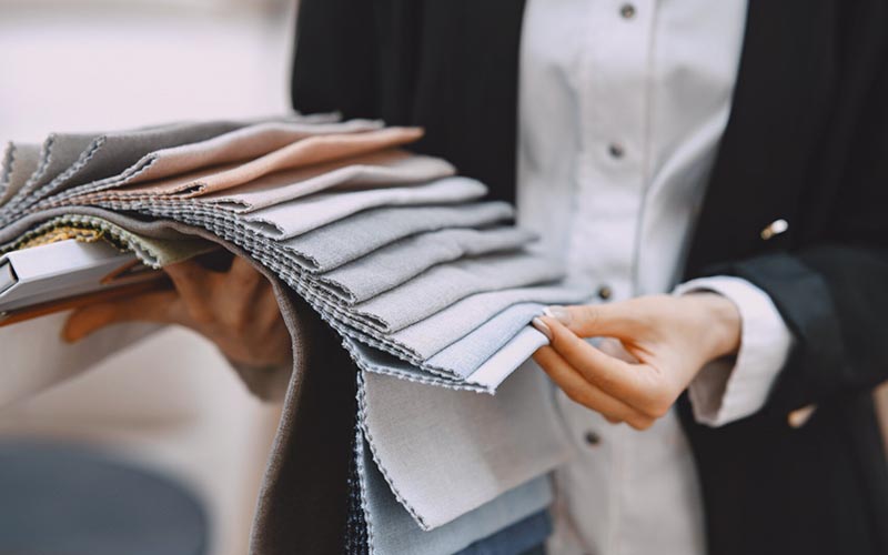 Od magazynu do gotowego produktu – droga tkaniny w praktyce