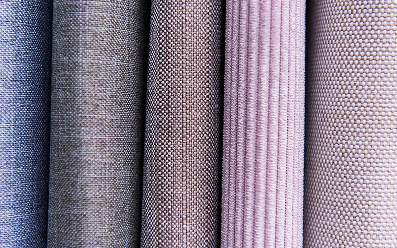 Tkaniny surowe vs wykończone – kiedy i dlaczego wybrać każdą z opcji