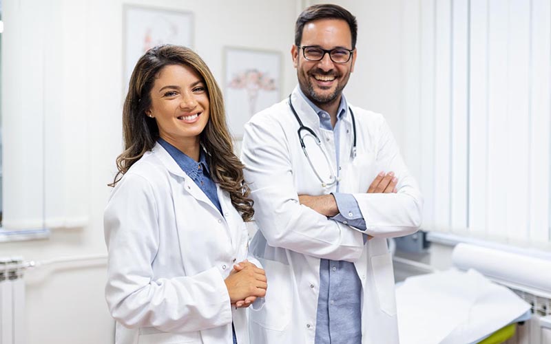 Odzież medyczna i gastronomiczna – czym naprawdę różnią się stosowane tkaniny