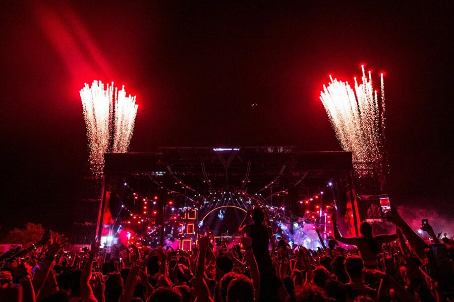 Tkaniny trudnopalne do zastosowań scenicznych i dekoracyjnych